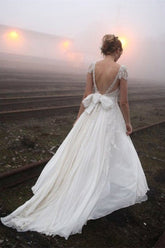 Vestido de novia de gasa sin mangas con escote en V y encaje
